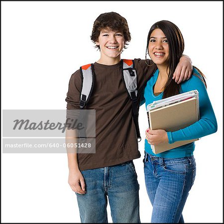 Studenten mit Schultaschen posiert