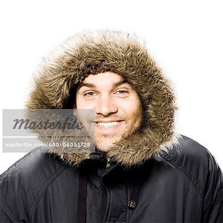 homme vêtu d'un manteau d'hiver avec capuche fourrure garni