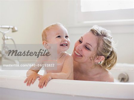 mère et bébé en prenant un bain moussant