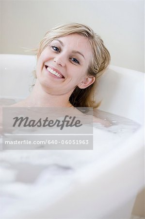 femme prenant un bain