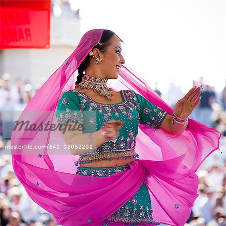 USA, Utah, espagnol fourche, milieu adulte femme dansant en sari