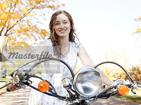Jeune femme conduite moto