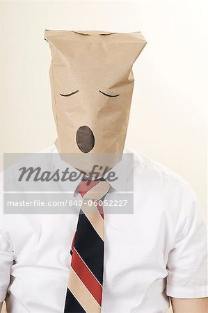 homme d'affaires avec un sac en papier brun au-dessus de sa tête