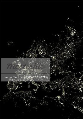 Europe de l'Ouest pendant la nuit, Image Satellite. Lumières de l'Europe occidentale pendant la nuit depuis l'espace. Image en couleur dérivée de données par satellite montrant l'Europe occidentale pendant la nuit. Cette image est une mosaïque d'images effectuée pendant la nuit par nous Defense Meteorological Satellite Program (DMSP).