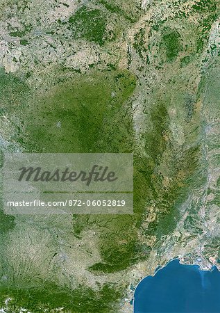 Massif Central France, région, véritable couleur Image Satellite. Région du Massif Central, France, image satellite couleur vraie. Cette image a été compilée à partir de données acquises par les satellites LANDSAT 5 & 7.