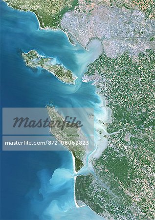Re et les îles d'Oléron, France, True Image Satellite en couleurs. Iles de ré & Oleron, France. Image satellite de vraies couleurs des îles de Ré & Oléron, qui sont sur la côte ouest de la France près de La Rochelle. Cette image a été compilée à partir de données acquises par les satellites LANDSAT 5 & 7.