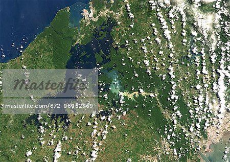 Canal de Panama, Panama, couleur vraie Image-Satellite. Image satellite de vraies couleurs du canal de Panama, un canal de navigation principaux reliant les océans Atlantique et Pacifique. Image prise le 28 mai 2002 à l'aide de données LANDSAT.