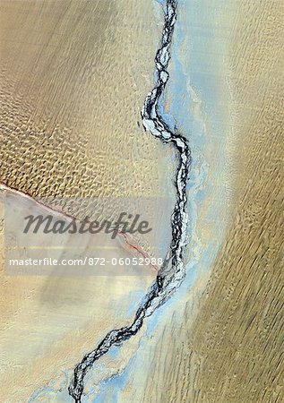 Takla Makan Wüste, Xinjiang, China, echte Farbe Satellitenbild. Echtfarben-Satellitenbild der Wüste Takla Makan in der Xinjiang-Provinz, mit dem Fluss Yurungkax. Bild aufgenommen am 5. Oktober 1990 mit LANDSAT Daten.