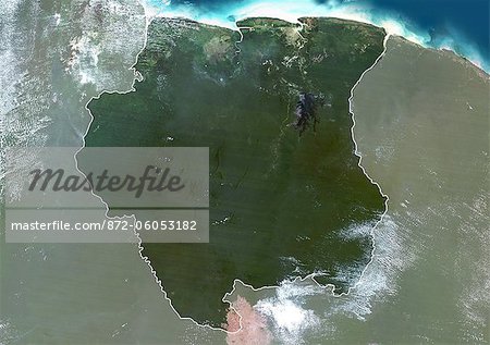 Suriname, en Amérique du Sud, True Image-Satellite couleur avec bordure et masque. Vue satellite du Suriname (avec bordure et masque). Cette image a été compilée à partir de données acquises par les satellites LANDSAT 5 & 7.