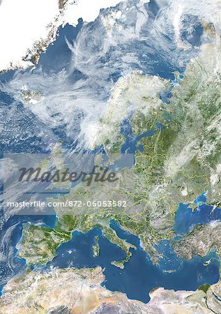 Europa mit Ländergrenzen und Wolke Abdeckung, True Colour Satellitenbild. True Farb-Satellitenbild Europa mit Ländergrenzen und Wolke Abdeckung. Dieses Bild in Lambert konforme konische Projektion kompiliert wurde aus Daten von Satelliten LANDSAT 5 & 7 erworben.