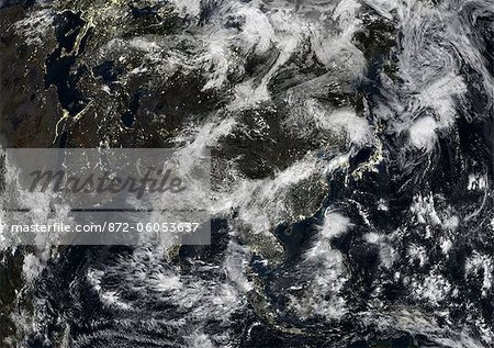 Asien in der Nacht mit Wolke Abdeckung, True Colour Satellitenbild. Echtfarben-Satellitenbild Asiens nachts mit Wolke Abdeckung. Dieses Bild in azimutale gleich Bereich Lambert-Projektion kompiliert wurde aus Daten von Satelliten LANDSAT 5 & 7 erworben.