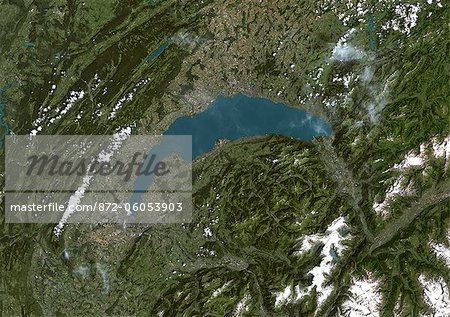 Lac Leman, Europe, véritable couleur Image-Satellite. Image satellite de vraies couleurs du lac Léman, le plus grand lac naturel d'eau douce en Europe occidentale. Il est divisé entre les deux pays : France et Suisse. Image prise le 21 juillet 2001, à l'aide de données LANDSAT 7.