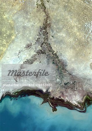 Ural Delta (Kazakhstan), véritable couleur Image Satellite. Image satellite de vraies couleurs du Delta de l'Ural au Kazakhstan. Le fleuve Oural se termine à la mer Caspienne. Image composite à l'aide de données LANDSAT 5.