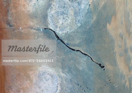 Agriculture dans le désert en 1998, Arabie saoudite, Image Satellite de la couleur vraie. Image satellite de couleur vraie de l'agriculture dans le désert, à environ 250 km à l'ouest de la capitale saoudienne, Riyad. Les parcelles agricoles circulaires sont visibles sur l'image. Image composite prise en 1998, à l'aide de données LANDSAT 5.