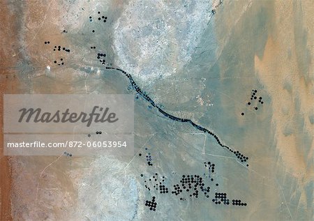 Agriculture dans le désert en 2001, l'Arabie saoudite, Image Satellite de la couleur vraie. Image satellite de couleur vraie de l'agriculture dans le désert, à environ 250 km à l'ouest de la capitale saoudienne, Riyad. Les parcelles agricoles circulaires sont visibles sur l'image. Image composite prise en 2001, à l'aide de données LANDSAT 5.