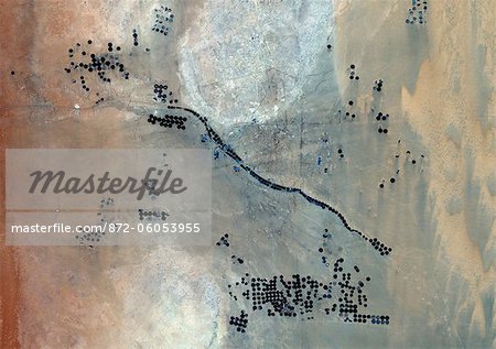 Agriculture dans le désert en 2006, l'Arabie saoudite, Image Satellite de la couleur vraie. Image satellite de couleur vraie de l'agriculture dans le désert, à environ 250 km à l'ouest de la capitale saoudienne, Riyad. Les parcelles agricoles circulaires sont visibles sur l'image. Image composite prise en 2006, à l'aide de données LANDSAT 5.