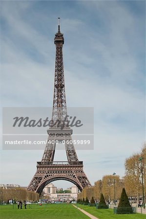 Blick auf den Eiffel-Turm an einem wolkigen Tag