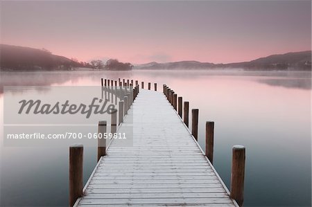 Frost couverts Dock sur Misty Morning, Parc National de Lake District, Cumbria, Angleterre