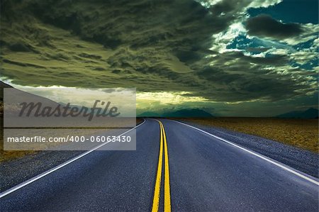 Lonely Highway And Mountains At Sunset nera El Calafate,  Patagonia, Argentina.