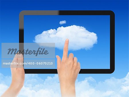 Frau Hand hält schwarzen Rahmen und berühren die Wolke gegen blauen Himmel mit Wolken. Konzept Bild auf Wolke EDV Thema.