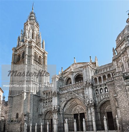 Facade of the Cathedral of Toledo under a sunny blue sky