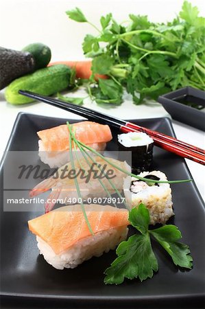 Vielzahl von Sushi mit Petersilie und Schnittlauch