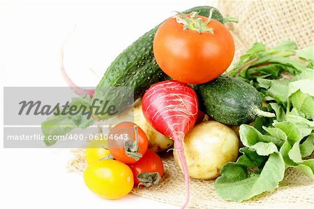 divers légumes (tomates, radis, concombres) sur un fond blanc