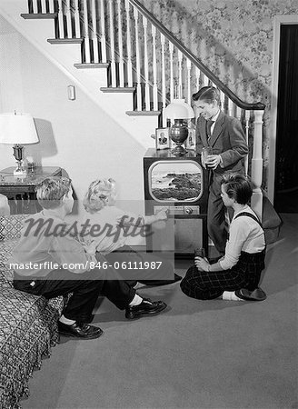 1950ER JAHRE TEEN BOYS & MÄDCHEN IM WOHNZIMMER FERNSEHEN