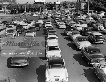 ANNÉES 1950 BEAUCOUP DE VOITURES DANS LES EMBOUTEILLAGES EN PLEIN AIR