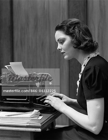 1930s WOMAN TYPING ON UNDERWOOD TYPEWRITER