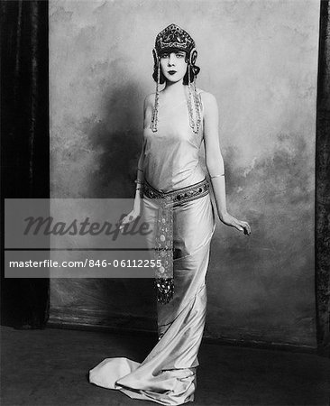 ANNÉES 1920 FEMME PORTER EXOTIQUES ÉGYPTIEN INSPIRÉ BOITEUX COSTUME ROBE AVEC PIERRERIES CEINTURE CASQUE FASHION