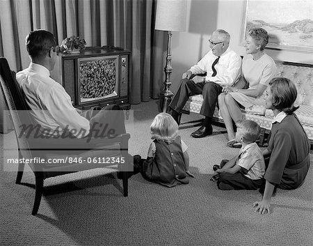 ANNÉES 1960 3 GÉNÉRATION FAMILLE REGARDER LA TÉLÉVISION