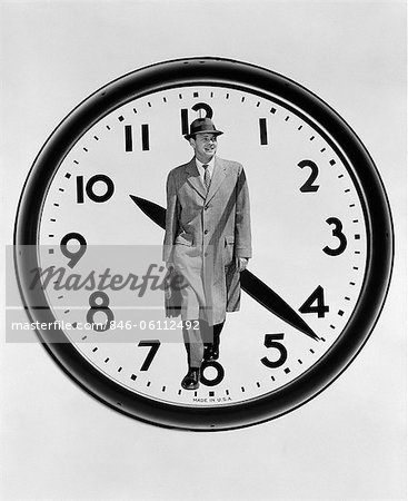 HOMME D'AFFAIRES DE MONTAGE DES ANNÉES 50 DES ANNÉES 60 SUR LE CADRAN DE L'HORLOGE