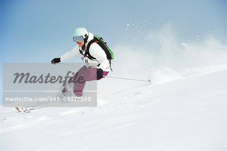 Auf schneebedeckten Piste Skifahren Skifahrer