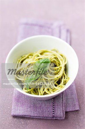 Gros plan du bol de pâtes au pesto