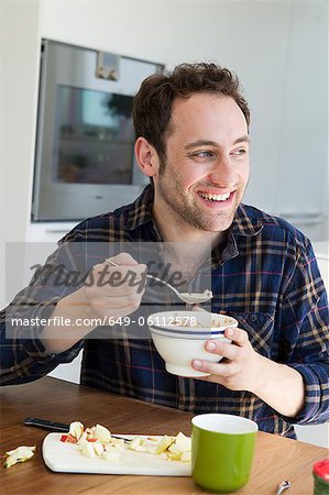Lächelnd mann Essen Schale Grießbrei