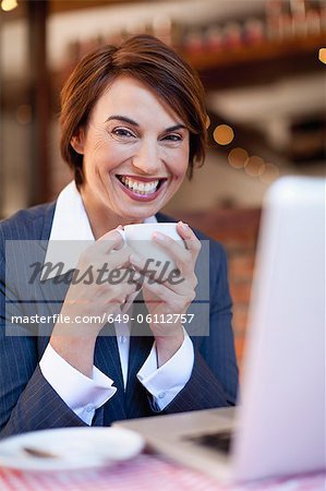 Geschäftsfrau mit Laptop im Café