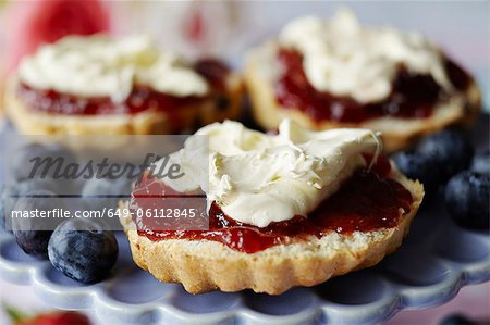 Gros plan de scone en tranches avec de la confiture