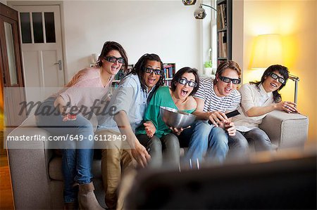 Amis, regarder des films en 3D dans le salon