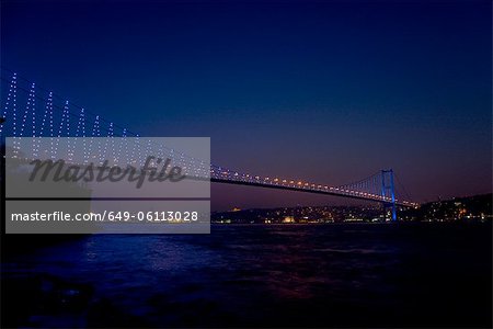 Pont sur la baie d'urbaine illuminée la nuit