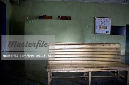 Banc en bois dans la salle d'attente