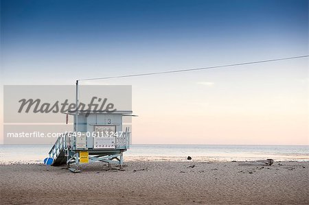 Cabane de sauveteurs sur la plage de sable