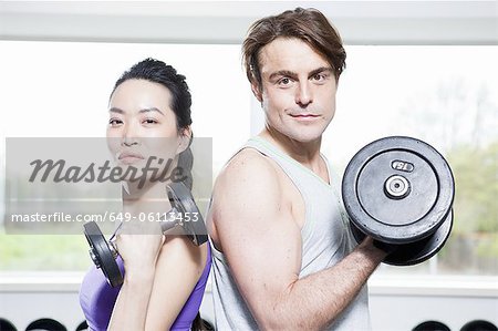 Paar anhebende Gewichte im Fitnessstudio
