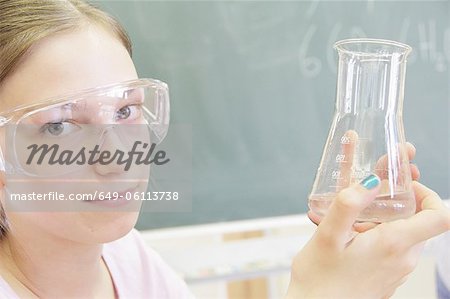 Student Flüssigkeit im Reagenzglas zu untersuchen