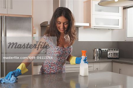 Comptoir de cuisine nettoyage femme