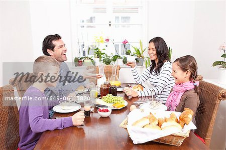 Déjeuner à la table de famille