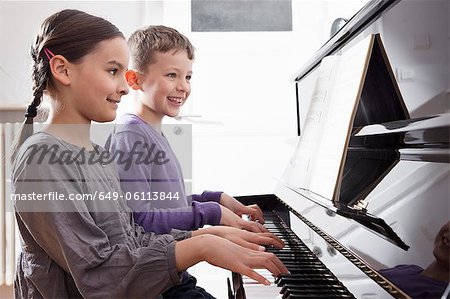 Frère et sœur, jouer du piano