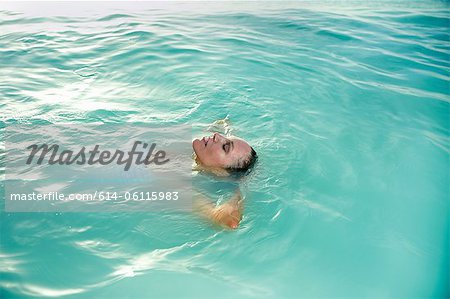 Détente femme flottant dans l'océan