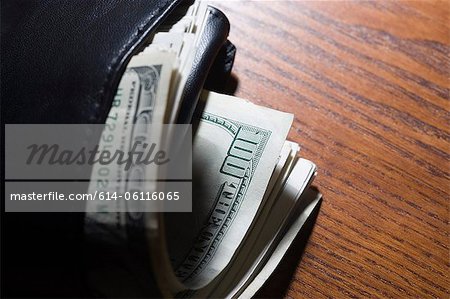 Portefeuille avec les billets de 100 dollars