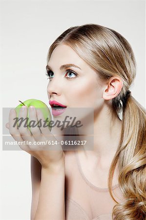Jeune femme eating apple